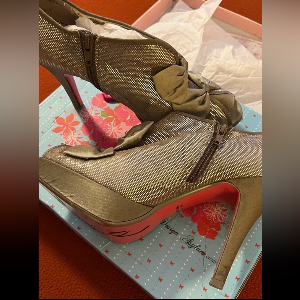 Poetic Licence size 9.5 Gold & Silver